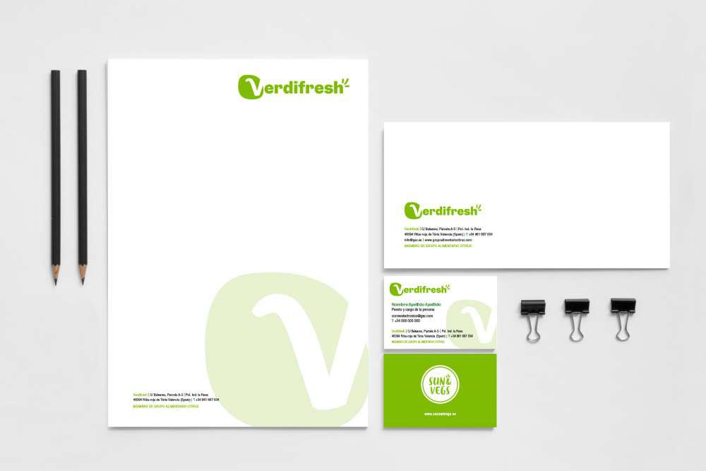 Disseny Identitat corporativa. Marca aplicacions papereria, retolació comercial, elements publicitaris. Verdifresh-marca-grup Foodiverse_Gisela Almerich comunicacio grafica