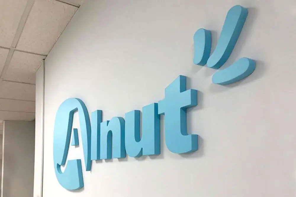 Disseny de retolació comercial en nave industrial-Alnut-grup Foodiverse-Identitat-corporativa-Gisela-Almerich_comunicacio-grafica