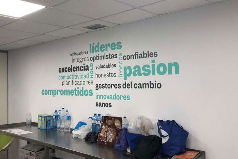 Disseny de retolació comercial en nave industrial-Alnut-grup Foodiverse-Identitat-corporativa-Gisela-Almerich_comunicacio-grafica