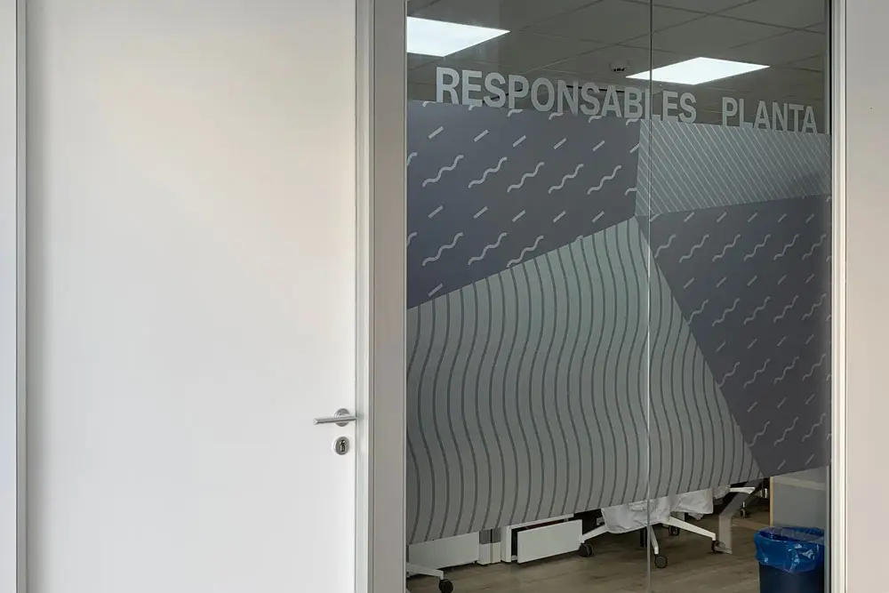 Disseny de retolació comercial en nave industrial-Verdifresh-Identitat-corporativa-Gisela-Almerich_comunicacio-grafica