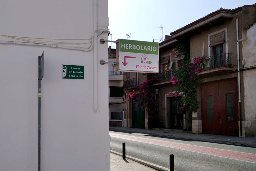 Marca Flor de Cerezo Herbolari a Montserrat València. Disseny de marca, identitat corporativa, papereria bàsica i retolació comercial.