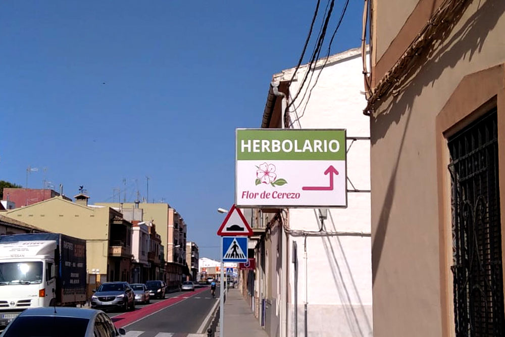 Marca Flor de Cerezo Herbolari a Montserrat València. Disseny de marca, identitat corporativa, papereria bàsica i retolació comercial.
