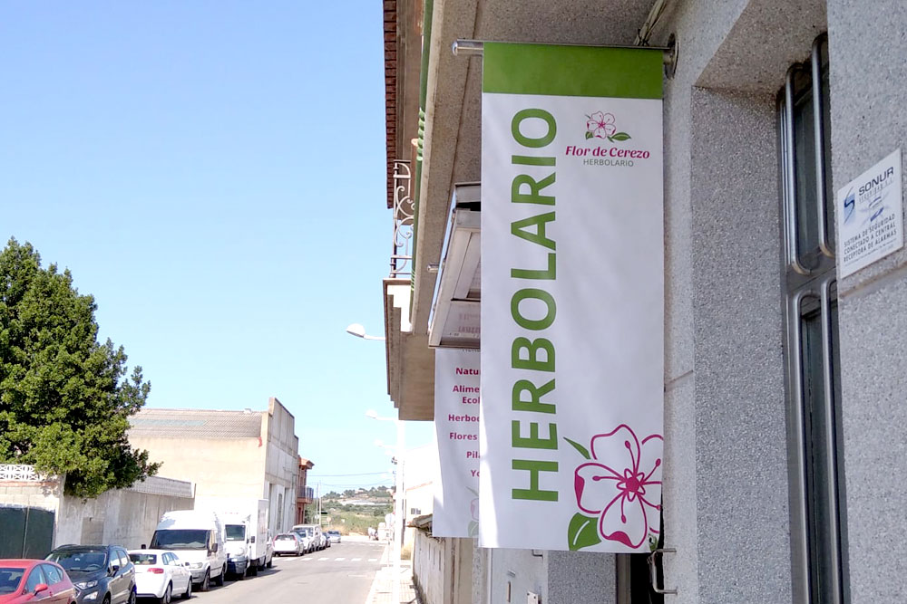 Marca Flor de Cerezo Herbolari a Montserrat València. Disseny de marca, identitat corporativa, papereria bàsica i retolació comercial.