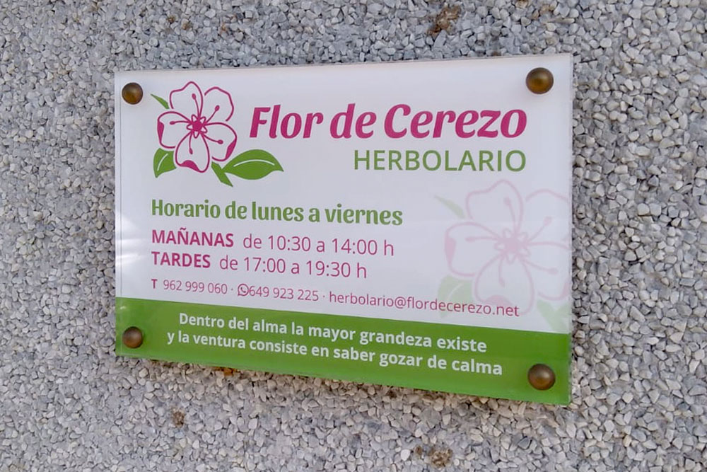 Marca Flor de Cerezo Herbolari a Montserrat València. Disseny de marca, identitat corporativa, papereria bàsica i retolació comercial.