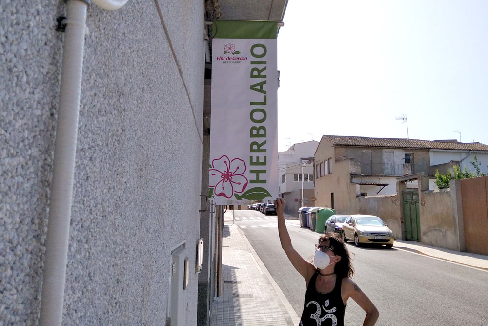 Marca Flor de Cerezo Herbolari a Montserrat València. Disseny de marca, identitat corporativa, papereria bàsica i retolació comercial.