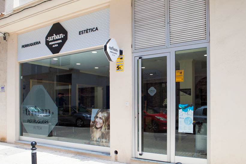 Identitat-corporativa-urban-perruquers-altea-giselAlmerich-comunicacio-grafica. Retolació comercial a la façana de l'establiment.