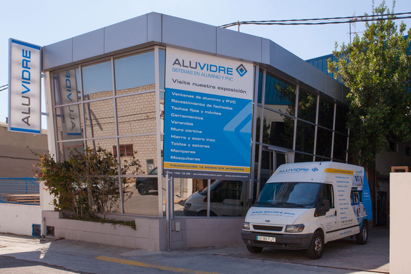 Identitat corporativa Aluvidre. Aplicació en retolació comercial, botiques, fábrica i flota de vehicles.