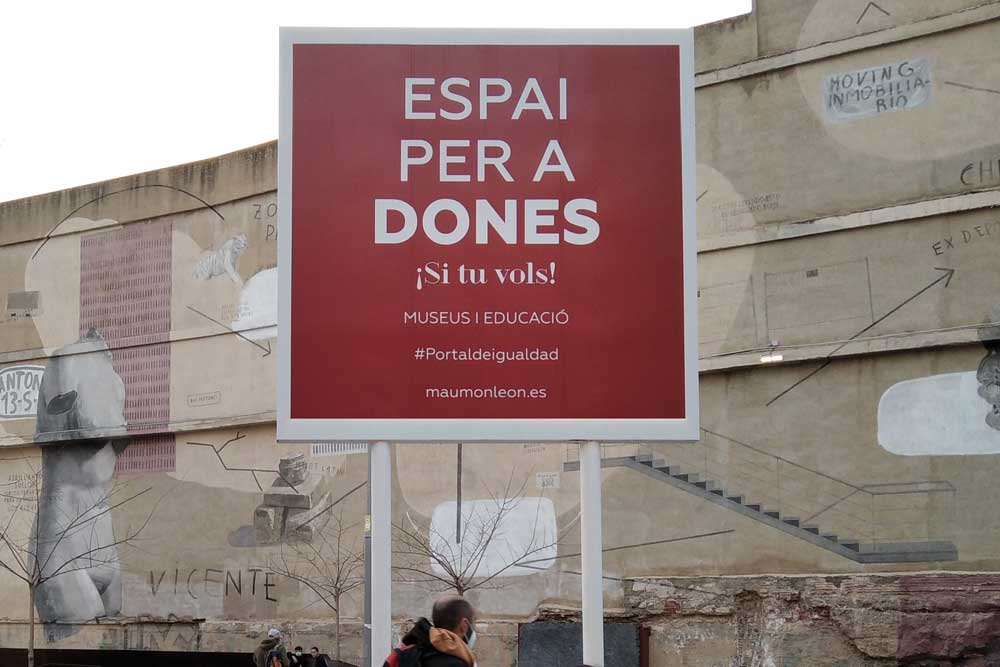 Disseny gràfic per a intervenció artítica. Valla publicitària en català al pati de l'IVAM. Graphic design for an artistic intervention featuring a Catalan-language billboard installed in the courtyard of the IVAM (Valencian Institute of Modern Art).