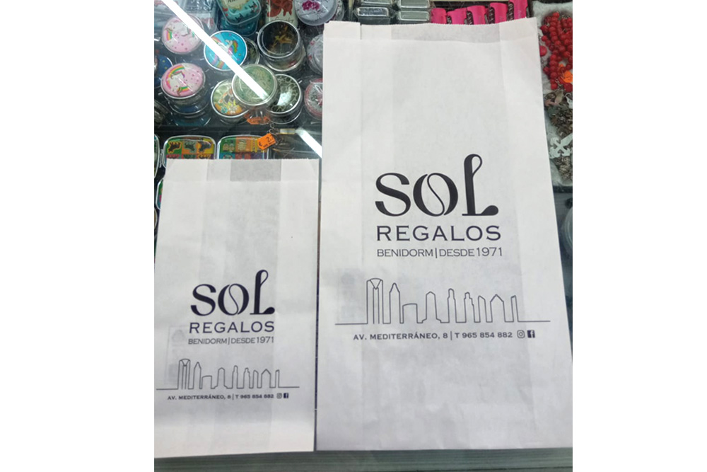 Packaging design. Disseny d'embalatges. Bosses de paper amb la marca aplicada.