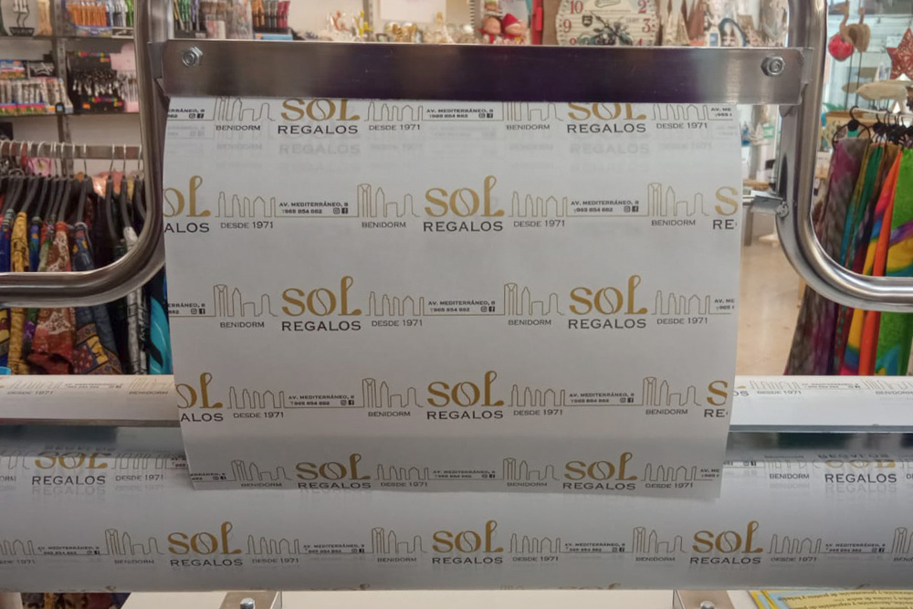 Branding Sol Regalos Benidorm disseny de marca, aplicació en paper de regal, bosses i disseny de retolació comercial. Paper de regal. Gisela Almerich disseny gràfic valència.