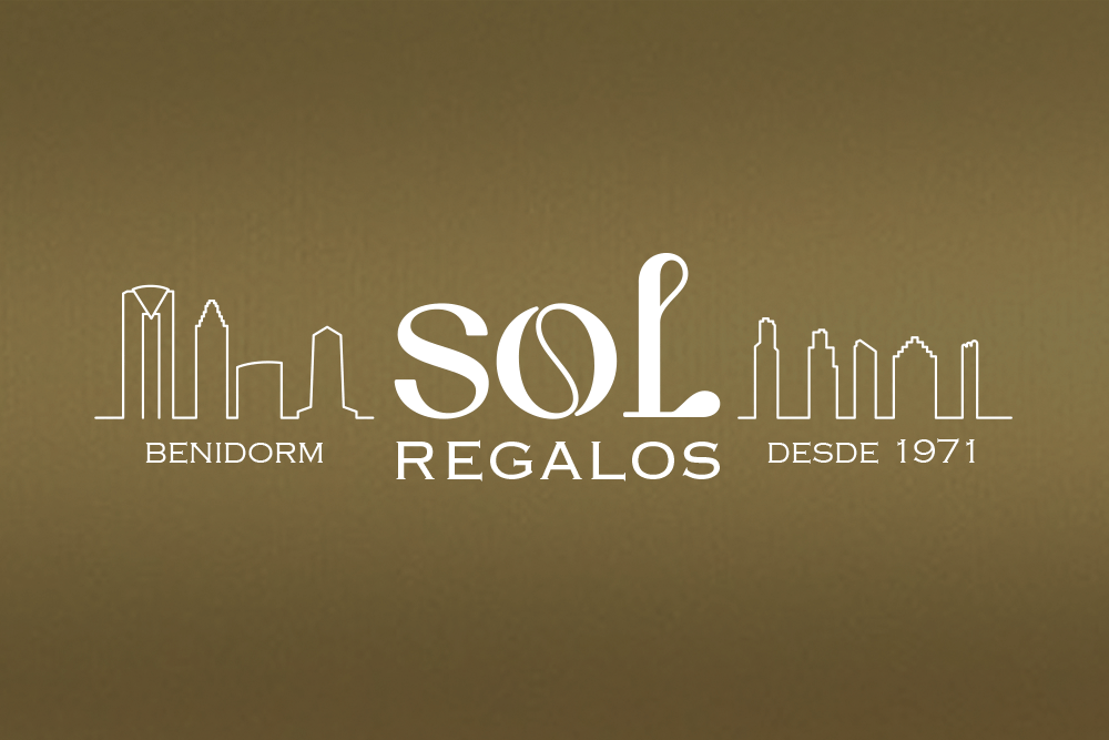 Branding Sol Regalos Benidorm disseny de marca, aplicació en paper de regal, bosses i disseny de retolació comercial.