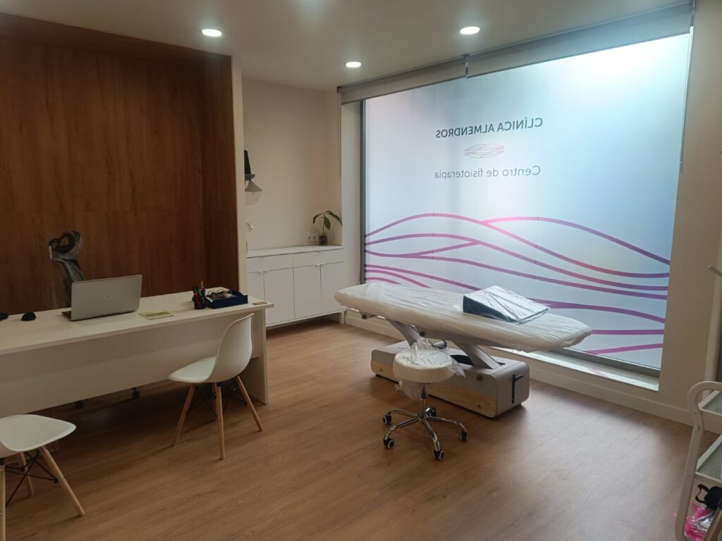 Identitat corporativa global. Disseny gràfic València. Branding Clínica Almendros. Gisela Almerich comunicació gràfica.