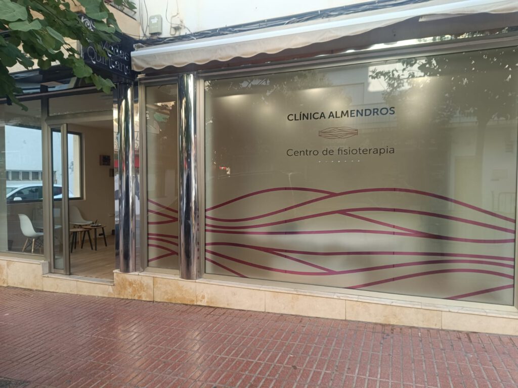 Identitat corporativa global. Disseny gràfic València. Branding Clínica Almendros. Gisela Almerich comunicació gràfica.