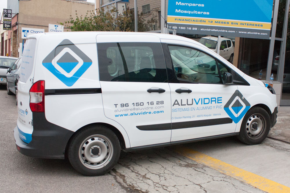 Identitat corporativa Aluvidre. Disseny de retolació en flota de vehicles.