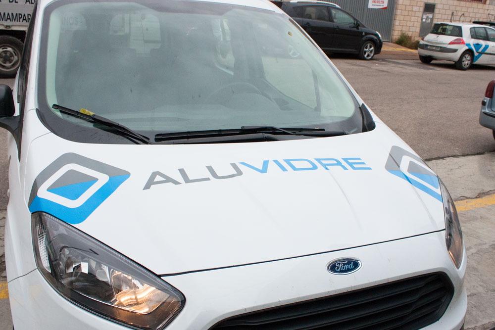 Identitat corporativa Aluvidre. Disseny de retolació en flota de vehicles.