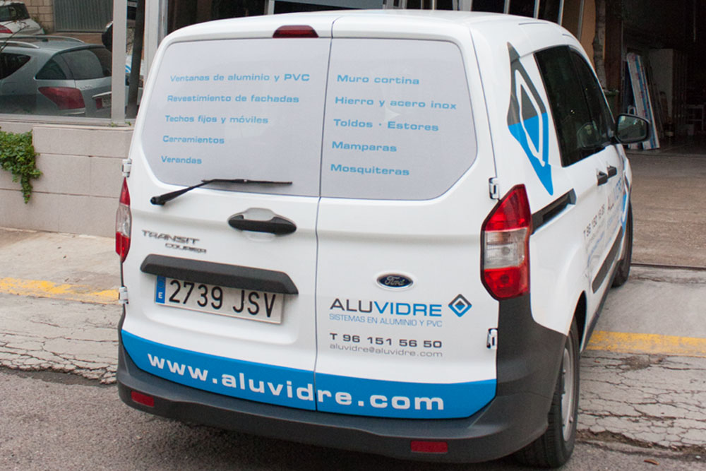 Identitat corporativa Aluvidre. Disseny de retolació en flota de vehicles.