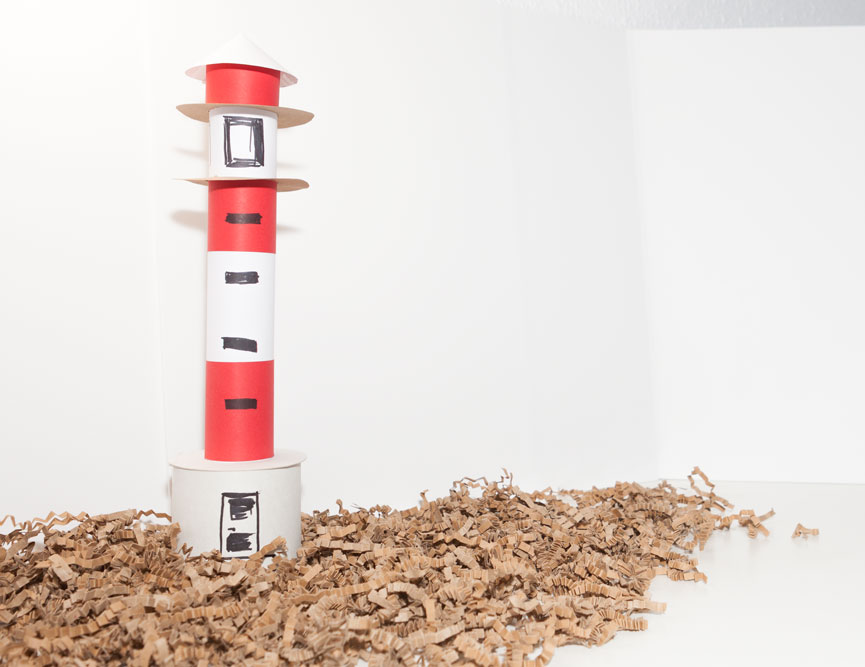 Fotografia de recurs gràfic d'un far de cartró fet a mà. Per a la creació del disseny de les orles.