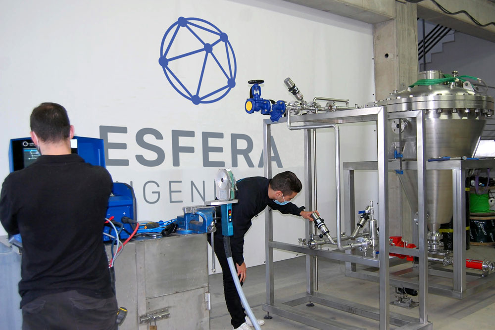 Esfera-ingenieria-Disseny-marca-identitat-corporativa-branding_GiselaAlmerich-comunicacio-grafica_aplicació en paret de la fábrica