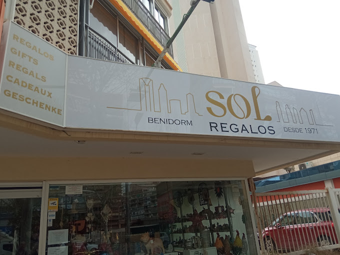 Disseny de marca i retolació comercial per a botiga de regals en Benidorm. Sol regalos Benidorm, caixa de llum. Gisela Almerich comunicació gràfica.
