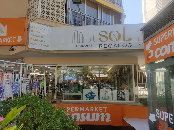 Disseny de marca i retolació comercial per a botiga de regals en Benidorm. Sol regalos Benidorm, caixa de llum. Gisela Almerich comunicació gràfica.