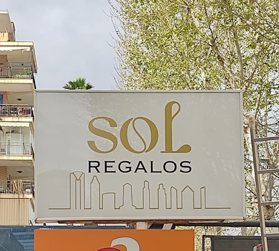 Disseny de marca i retolació comercial per a botiga de regals en Benidorm. Sol regalos Benidorm, banderola luminosa. Gisela Almerich comunicació gràfica.